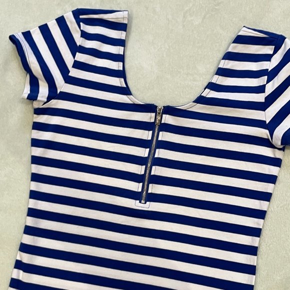 Guess striped tight scoop-neck zip-u shirt - size small - Picture 1 of 4